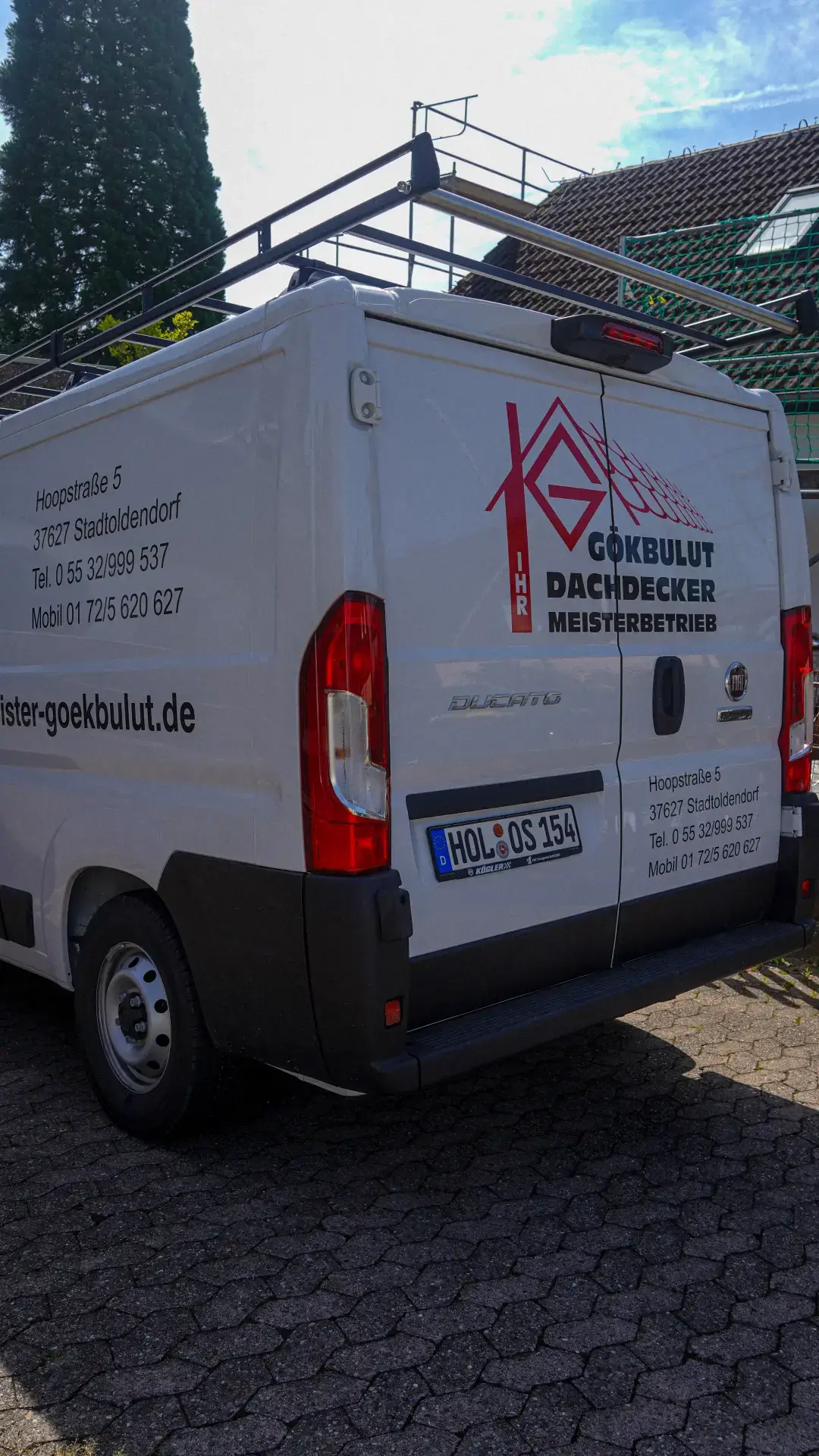 Lieferwagen von Gökkbulut Dachdecker Meisterbetrieb, Stadtoldendorf, mit Firmenlogo und Kontaktdaten.