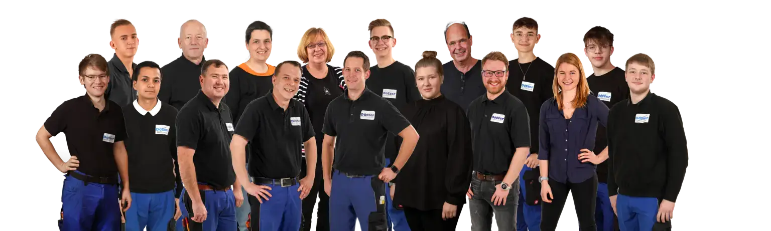 Gruppe von Mitarbeitern in Arbeitskleidung vor weißem Hintergrund, lächelnd und mit Namensschild.