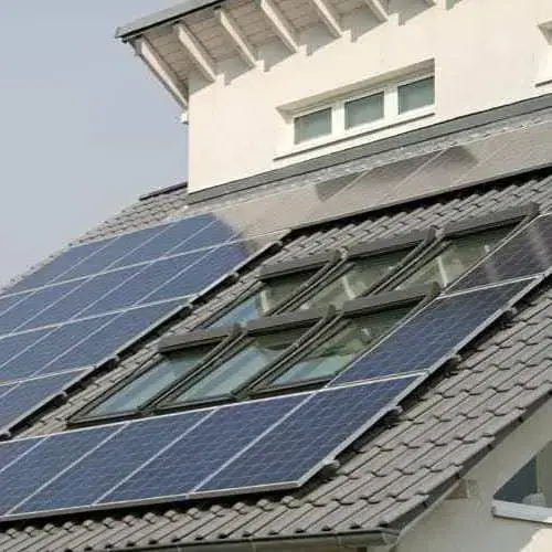 Solarmodule auf einem Hausdach, nachhaltige Energiegewinnung durch Sonnenenergie in Wohngebieten.