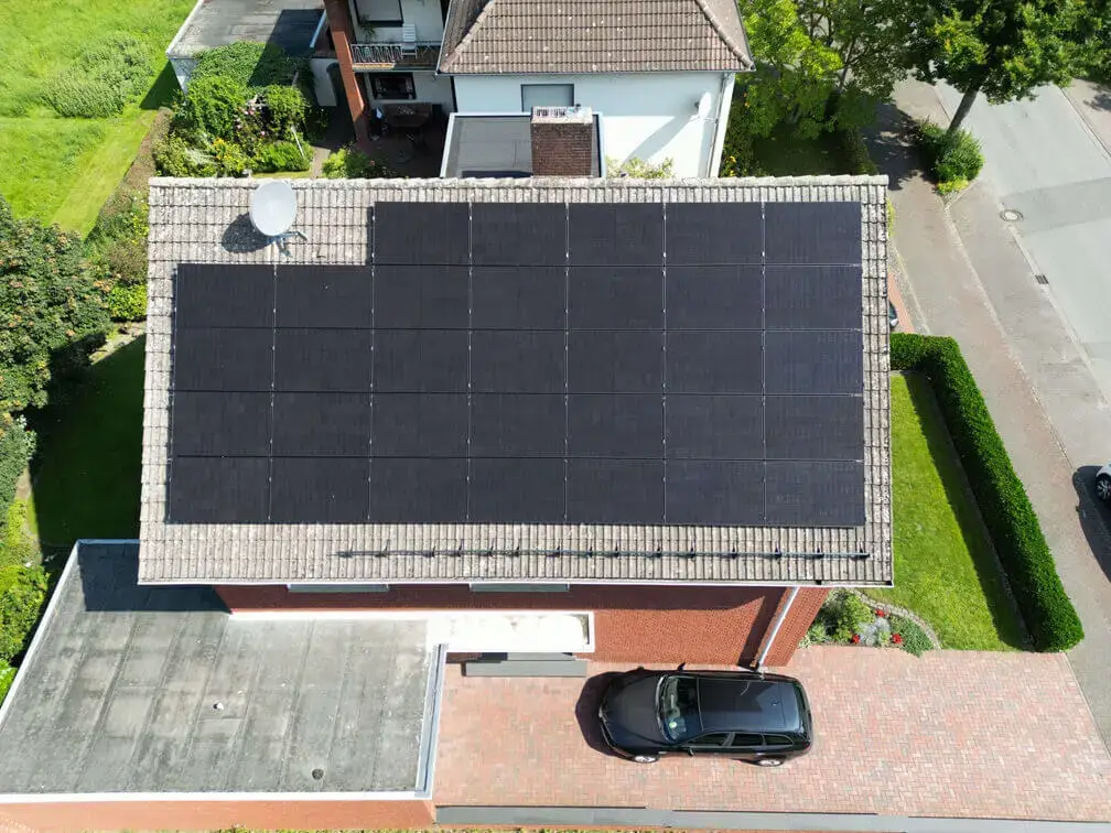Photovoltaikanlage auf einem Schrägdach eines Wohnhauses.