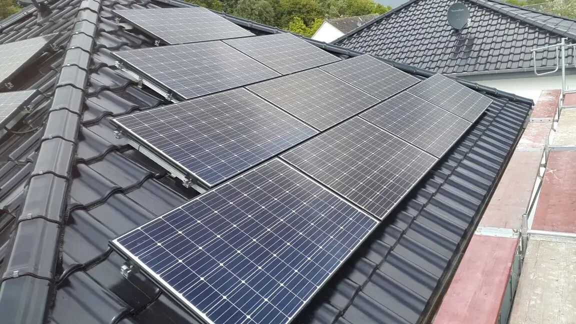 Photovoltaikanlage auf einem Schrägdach eines Hauses.