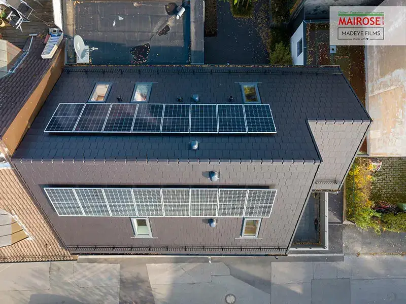 Photovoltaikanlage auf einem Schrägdach.