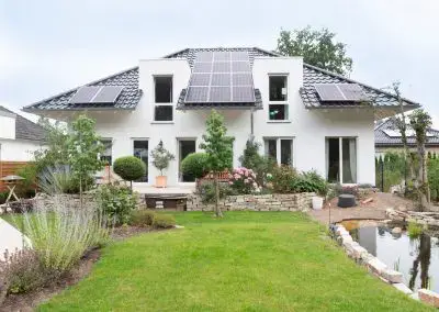 Photovoltaikanlage auf einem Schrägdach eines Wohnhauses.
