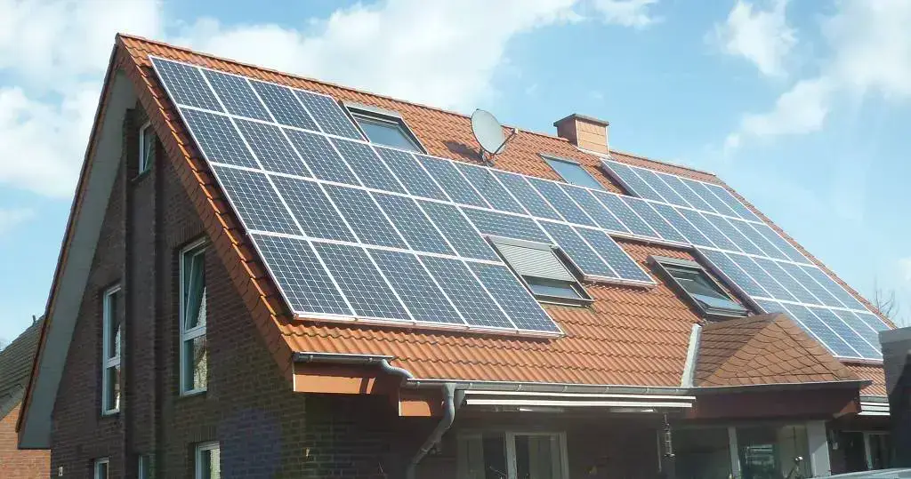 Photovoltaikanlage auf dem Dach eines Hauses.