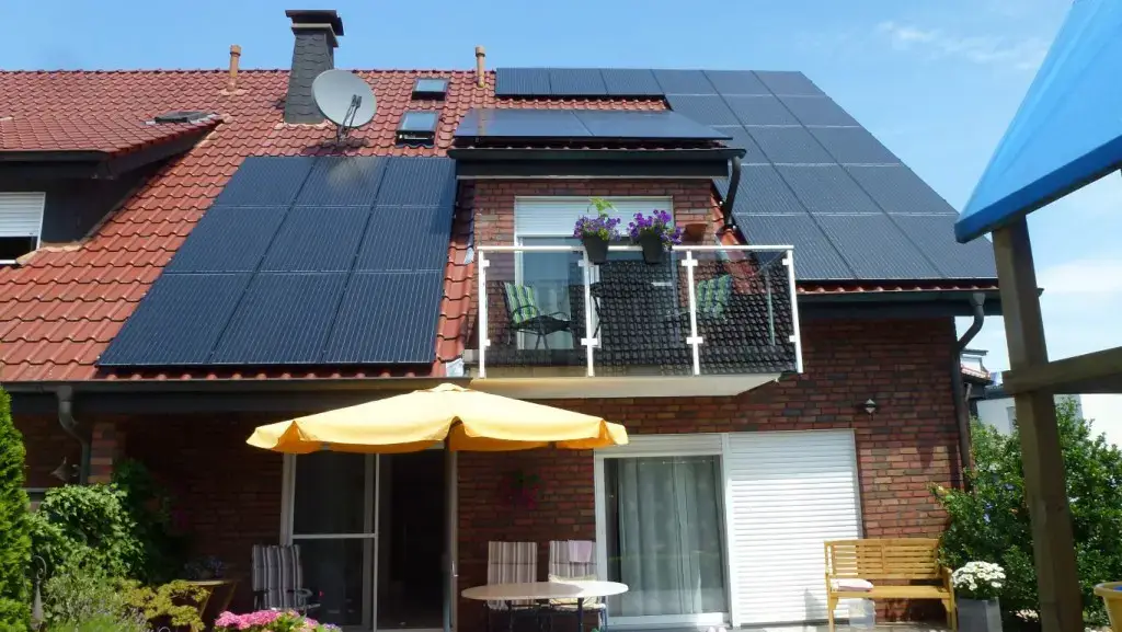 Photovoltaik Anlage auf einem Schrägdach.