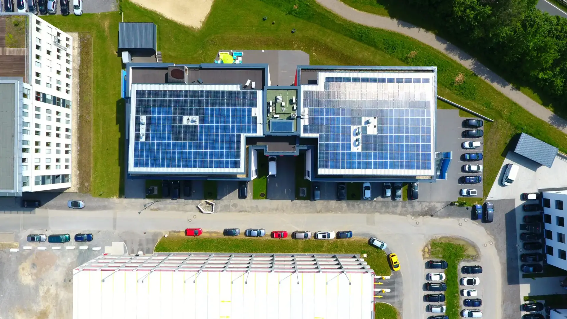 Photovoltaikanlage auf einem Flachdach.