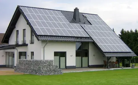 Photovoltaikanlage auf einem Schrägdach eines Einfamilienhauses.