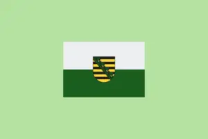 Hier sieht man eine Flagge Sachsens. In diesem Artikel findest du alles über das Thema Förderung Photovoltaik Sachsen 2024