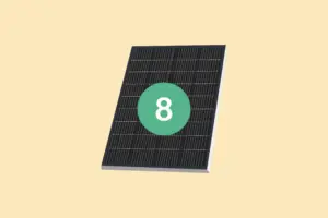Solarmodul mit Zahl 8 auf beigem Hintergrund zur Darstellung erneuerbarer Energien.