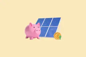 Sparschwein, Solarmodule und Euro-Münze mit Pfeil nach oben, symbolisiert Kosteneinsparungen durch Solarenergie.