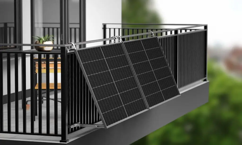 Solarmodule auf einem modernen Balkon montiert, mit Pflanzen und Tisch im Hintergrund, nachhaltige Energiequelle.