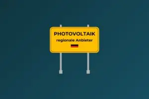 Gelbes Schild mit PHOTOVOLTAIK regionale Anbieter und deutscher Flagge auf dunklem Hintergrund.