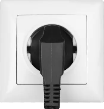 Schwarzer Stecker in weißer Steckdose, Nahaufnahme, Elektrizitätskonzept.