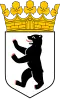 Wappen von Berlin: Bär auf silbernem Schild mit goldener Krone. Berlins Symbol für Geschichte und Kultur.