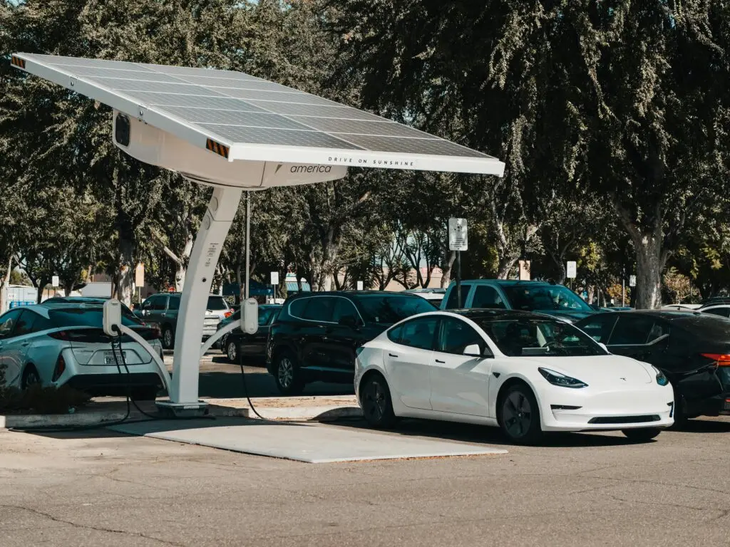 Eine Photovoltaikanlage als Ladestation für E-Autos.