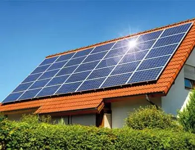 Hausdach mit Solarmodulen, die Sonnenenergie erzeugen, nachhaltige Energiequelle bei sonnigem Wetter.