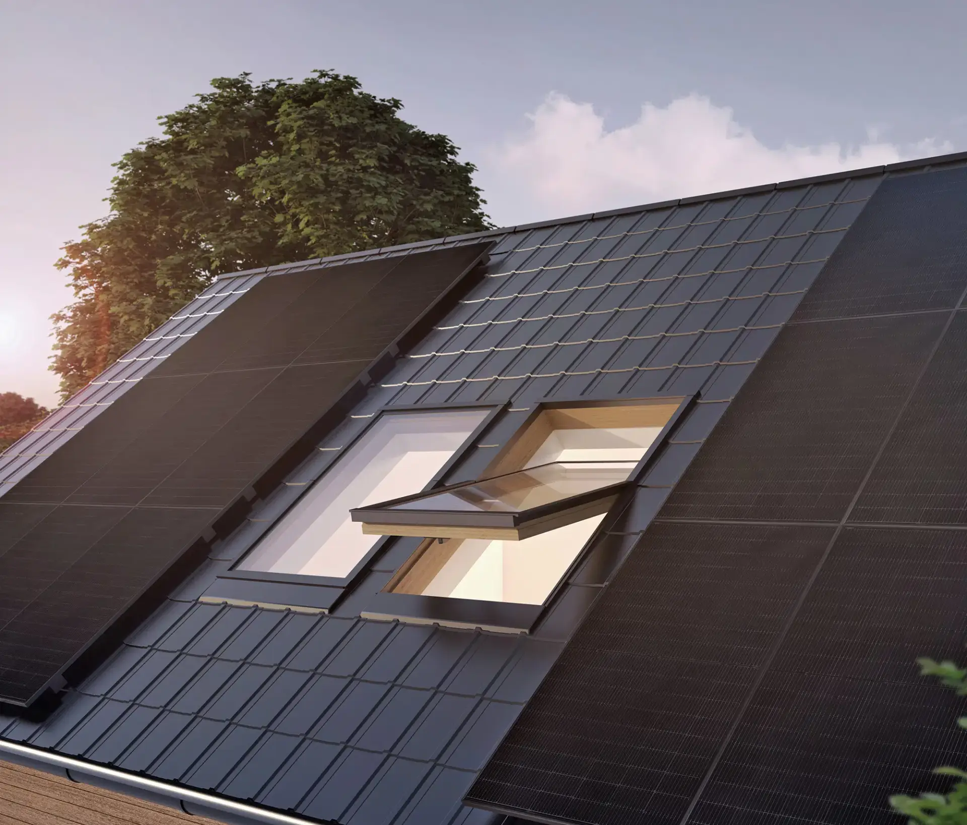 Dachfenster mit integrierten Solarpaneelen auf einem modernen Dach bei Sonnenschein und Baum im Hintergrund.