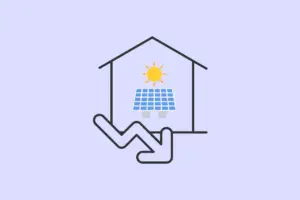 Haus mit Solarpanel und Sonne, zeigen Energieeinsparung durch Solarstrom. Pfeil deutet auf Kostenreduktion.