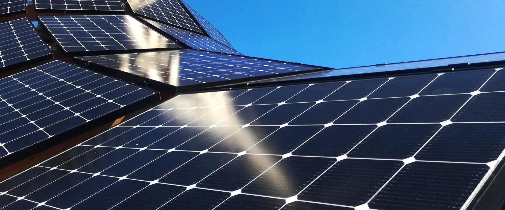 Solarpaneele unter klarem Himmel, die Sonnenenergie erzeugen und nachhaltige Energieversorgung unterstützen.