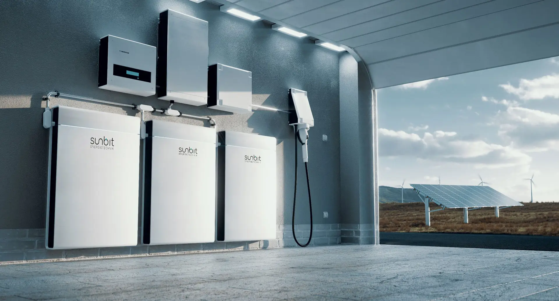 Solarspeicher und Ladetechnik in einer Garage mit Blick auf Solarpaneele und Windkrafträder im Freien.