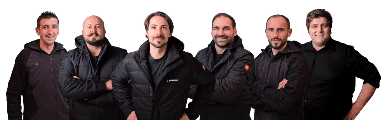 Sechs Männer in dunkler Kleidung lächeln in die Kamera. Teamfoto für Unternehmenswebsite oder Business-Präsentation.