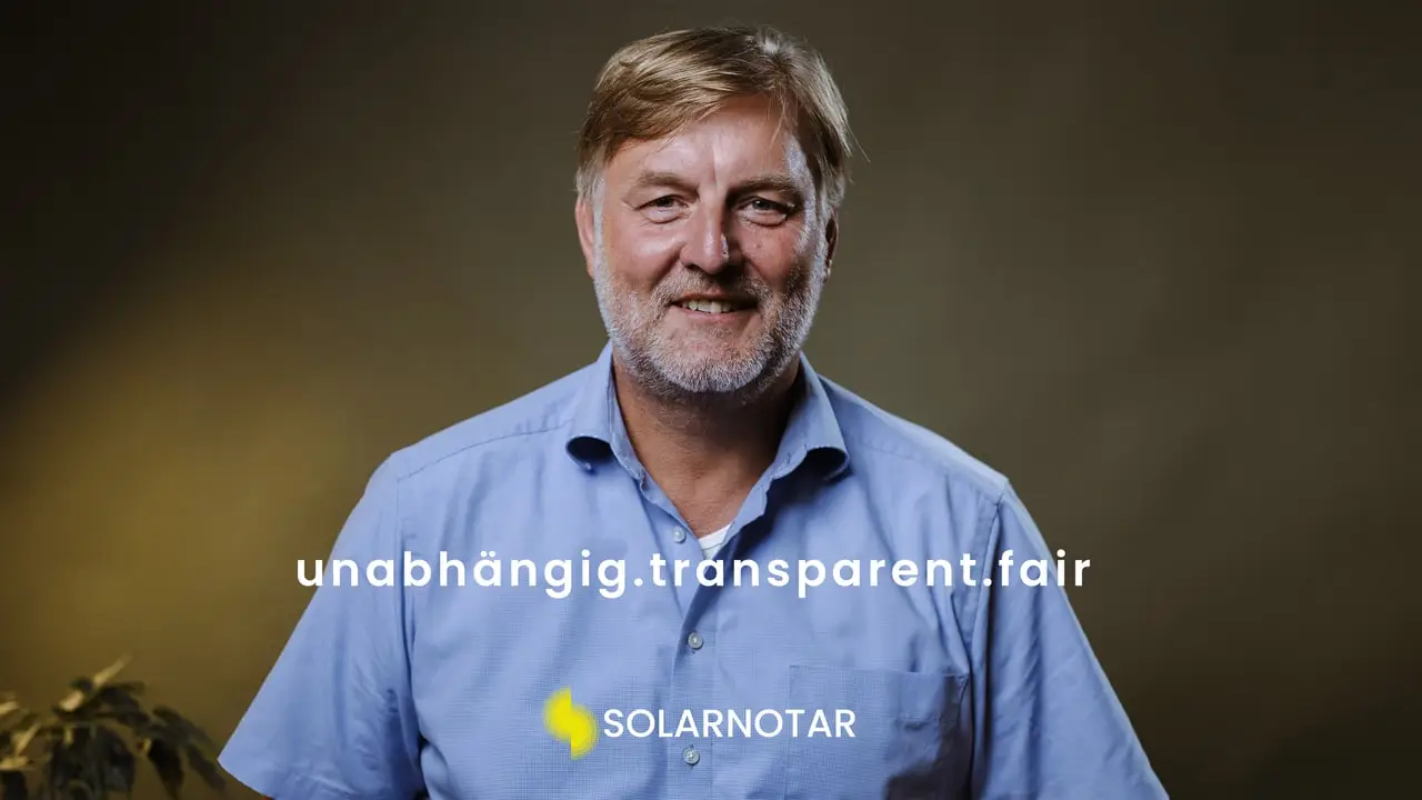 Mittelalter Mann lächelt, getragen blaues Hemd, mit Text unabhängig.transparent.fair und SOLARNOTAR Logo.