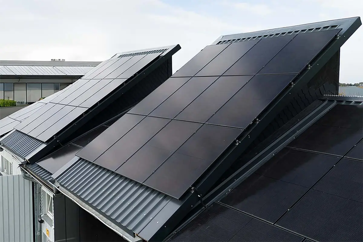 Solarmodule auf Dächern, effizient und nachhaltig in der Energieerzeugung. Umweltfreundliche Solarenergie-Lösung.