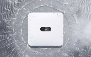 Weiße elektronische Box vor abstraktem Hintergrund, Symbole auf Display.