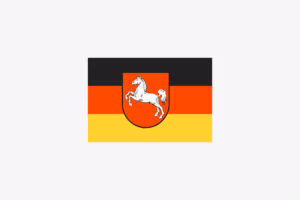 Flagge von Niedersachsen mit rotem Wappen und weißem Pferd auf schwarz-rot-goldenem Hintergrund.