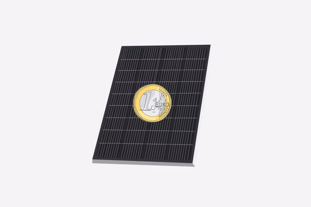 Solarmodul mit Euro-Münze, symbolisiert Kosteneinsparung und Energieeffizienz in der Solarstromerzeugung.