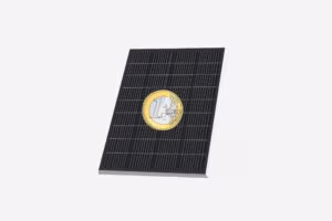 Solarmodul mit Euro-Münze, symbolisiert Kosteneinsparung und Energieeffizienz in der Solarstromerzeugung.