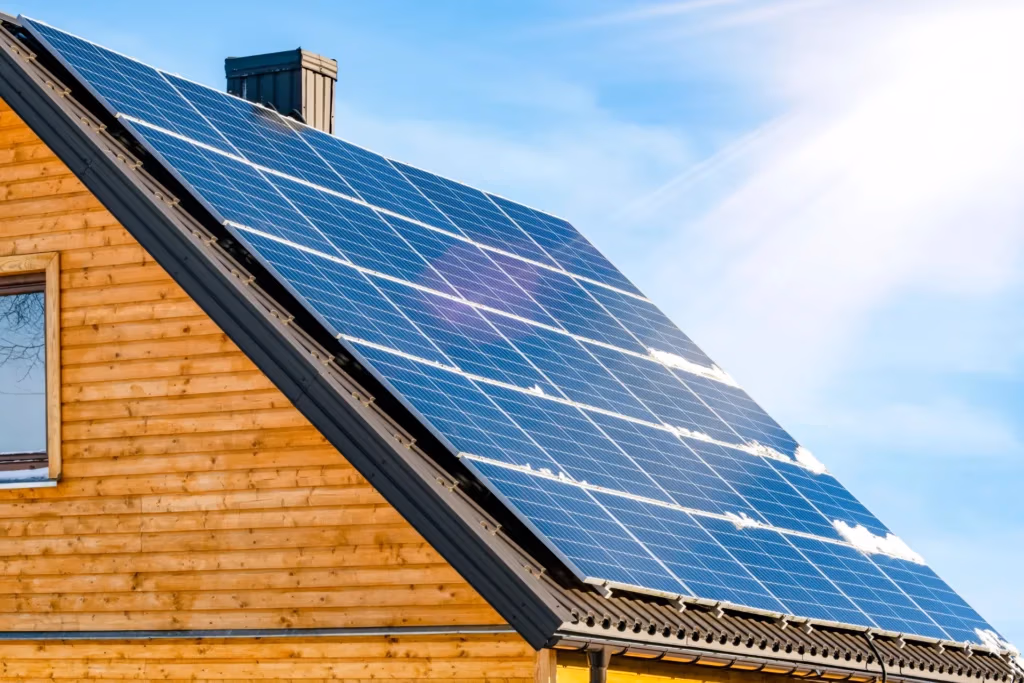 Solarpaneele auf einem Holzdach unter strahlender Sonne, Energieeffizienz und nachhaltige Stromerzeugung.