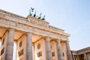Brandenburger Tor in Berlin, Deutschland an einem sonnigen Tag, historisches Wahrzeichen und Touristenattraktion.