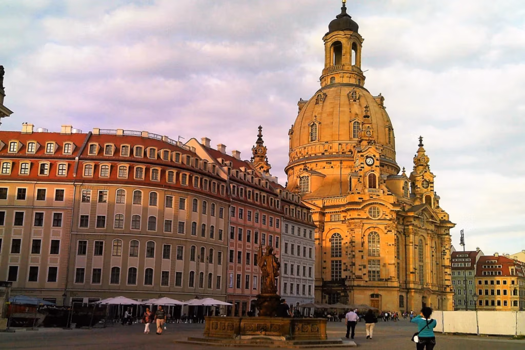 Dresden Frauenkirche im Sonnenuntergang mit historischem Platz und Gebäuden; berühmtes Wahrzeichen in Sachsen.