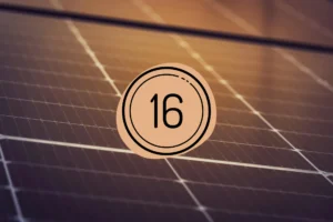 Solarmodul mit Nummer 16, symbolisiert nachhaltige Energieerzeugung, erneuerbare Energien im Fokus.