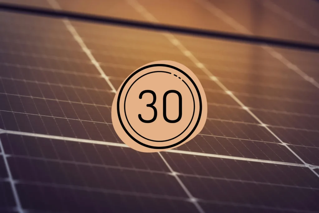 Solarmodul mit Zahl 30. Effizienz und Nachhaltigkeit in der Solarenergie im Fokus.