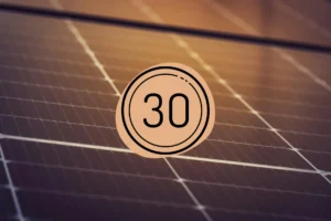 Solarmodul mit Zahl 30. Effizienz und Nachhaltigkeit in der Solarenergie im Fokus.