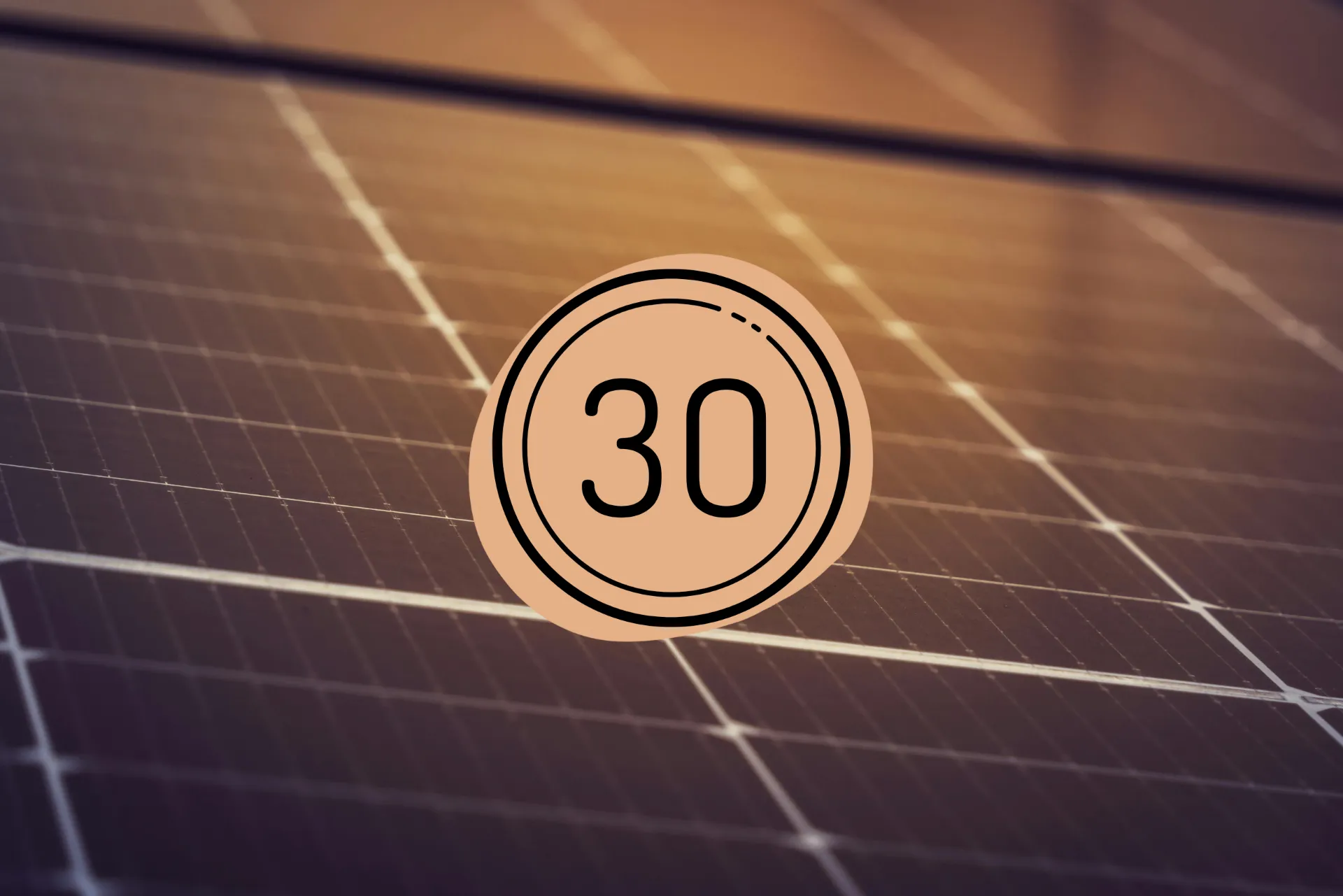Solarmodul mit Zahl 30. Effizienz und Nachhaltigkeit in der Solarenergie im Fokus.