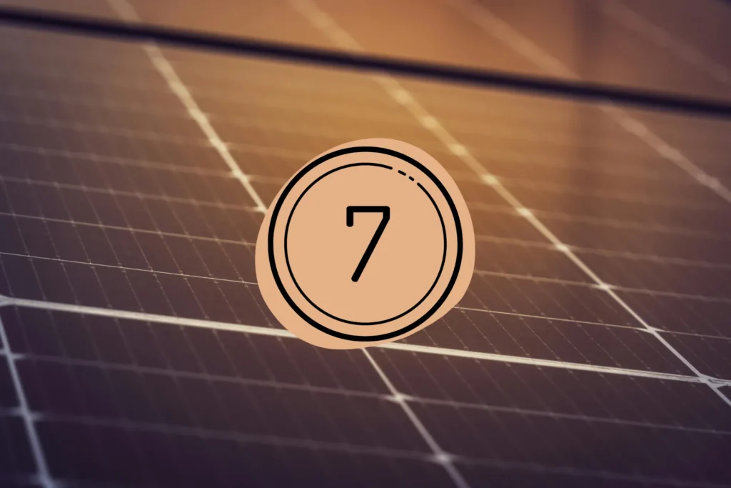 Solarpanel mit orangefarbener Zahl Sieben im Vordergrund, fokussiert auf nachhaltige Energie.