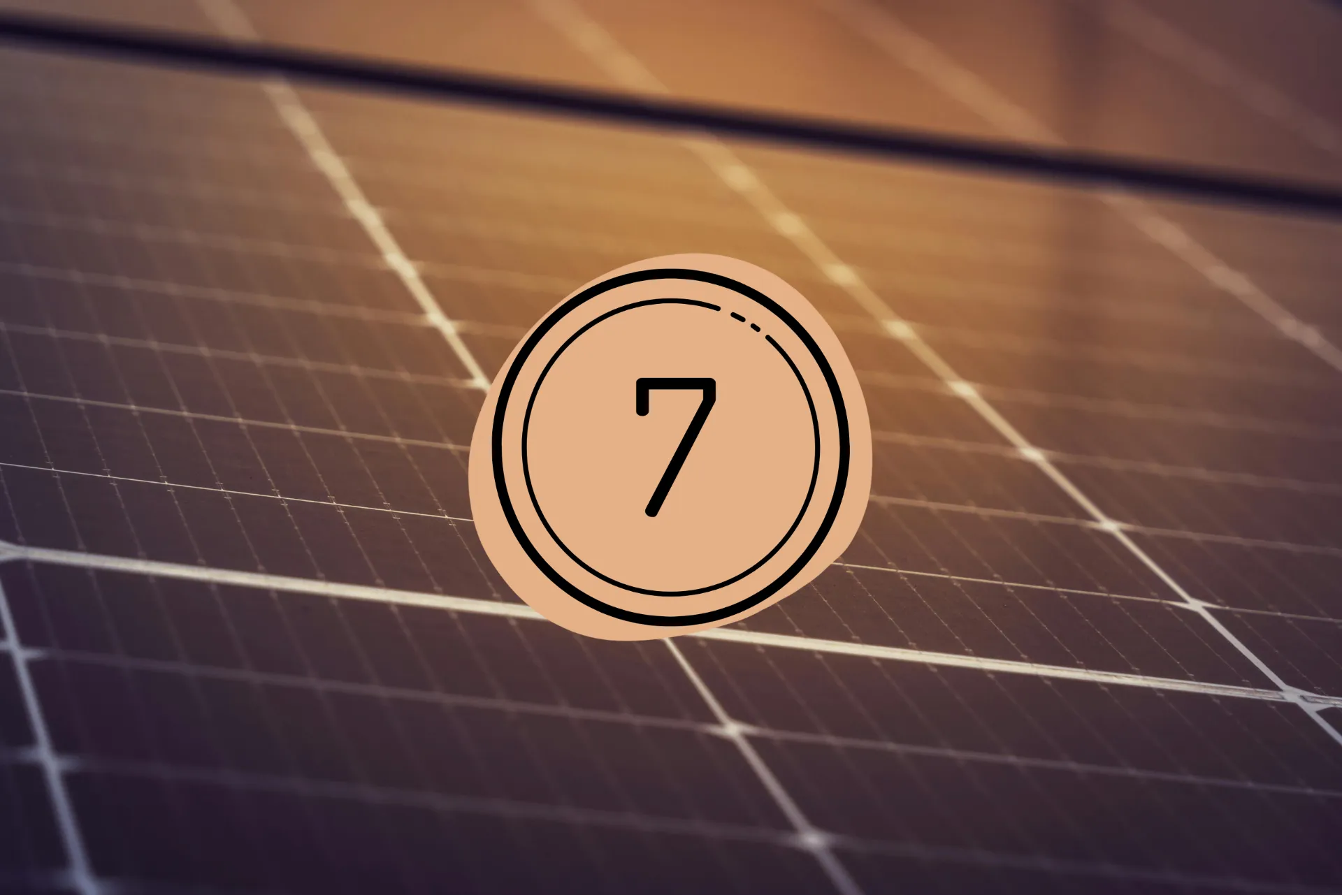 Solarpanel mit orangefarbener Zahl Sieben im Vordergrund, fokussiert auf nachhaltige Energie.