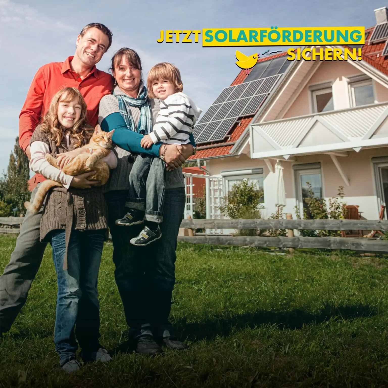 Familie vor Haus mit Solarpanelen, unterstützt durch Solarförderung. Nachhaltige Energie für die Zukunft sichern.